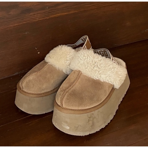 UGG Chestnut Slippers with Plush Lining - Picture 1 of 6